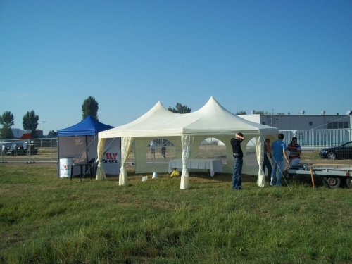 Namioty plenerowe Bella Margo na mieleckim lotnisku.