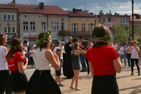 Modlitwa uwielbienia i taniec na strzyżowskim Rynku