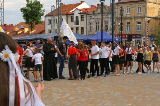Modlitwa uwielbienia i taniec na strzyżowskim Rynku