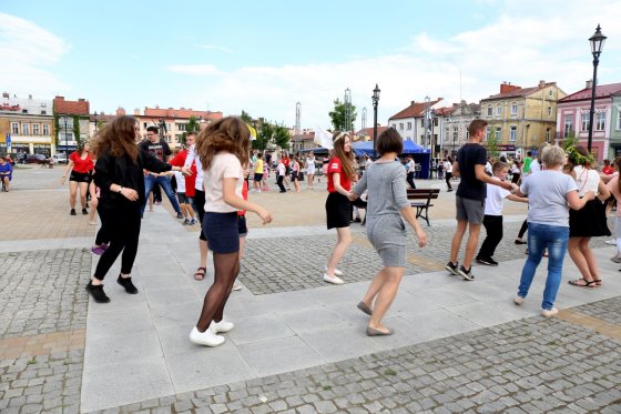 Modlitwa uwielbienia i taniec na strzyżowskim Rynku