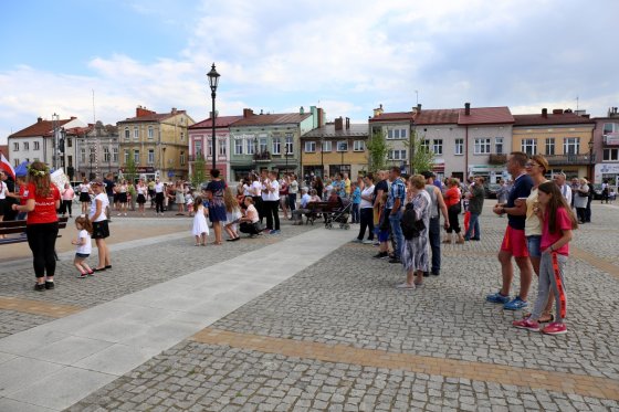 Modlitwa uwielbienia i taniec na strzyżowskim Rynku