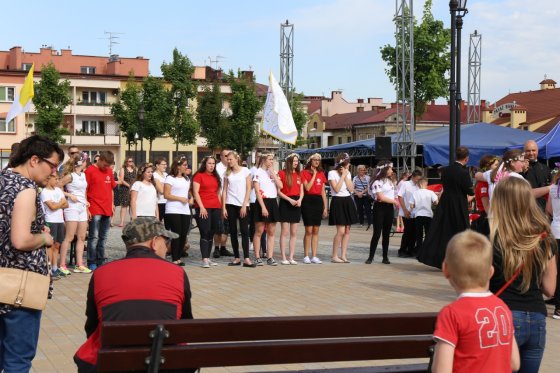 Modlitwa uwielbienia i taniec na strzyżowskim Rynku