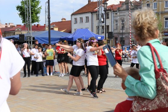 Modlitwa uwielbienia i taniec na strzyżowskim Rynku