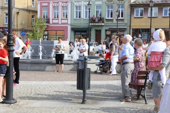 Modlitwa uwielbienia i taniec na strzyżowskim Rynku