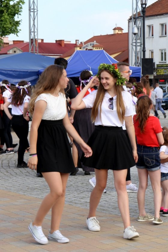 Modlitwa uwielbienia i taniec na strzyżowskim Rynku