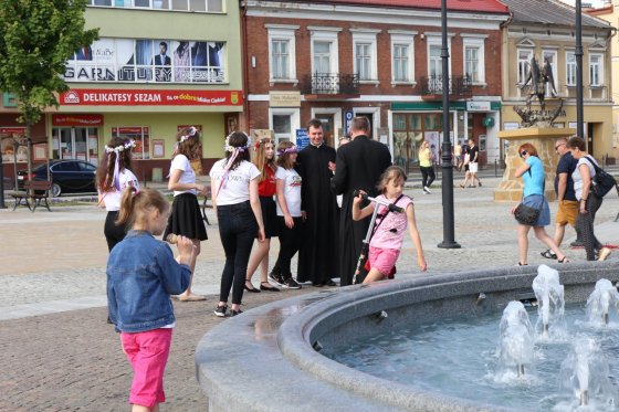 Modlitwa uwielbienia i taniec na strzyżowskim Rynku