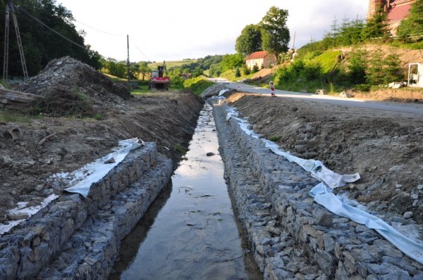 Zabezpieczanie osuwiska w Niewodnej