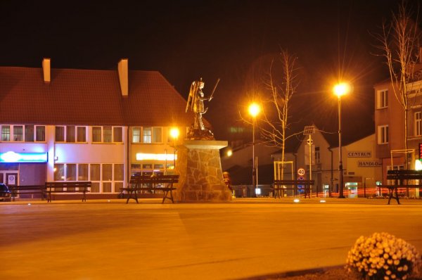 Rynek w Strzyżowie nocą zdjęcia