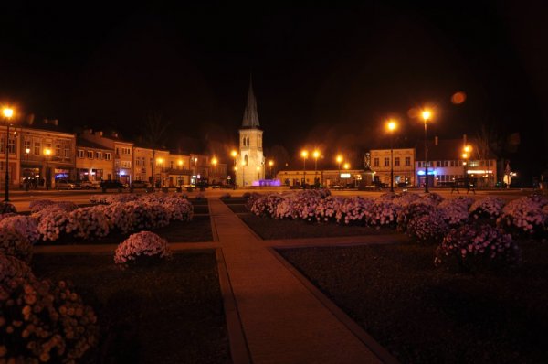 Rynek w Strzyżowie nocą zdjęcia