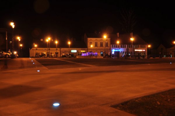 Rynek w Strzyżowie nocą zdjęcia