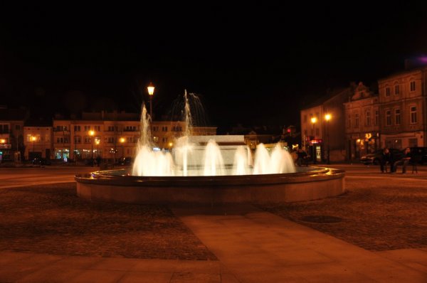 Rynek w Strzyżowie nocą zdjęcia