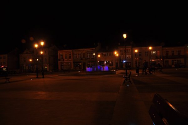 Rynek w Strzyżowie nocą zdjęcia