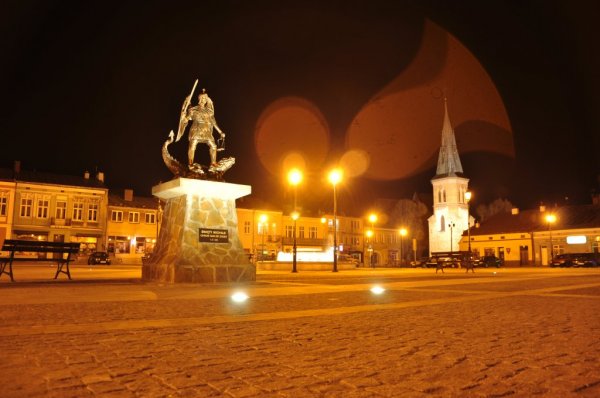 Rynek w Strzyżowie nocą zdjęcia