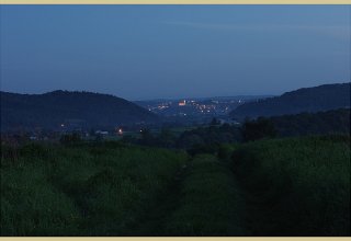 brama frysztacka nocą