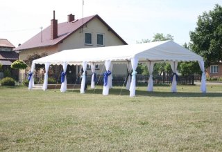 Dekoracja namiotu weselnego.