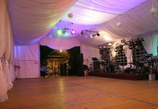 Oświetlenie namiotu podczas uroczystości w plenerze.