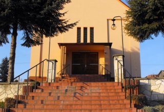 Kościół w Różance schody