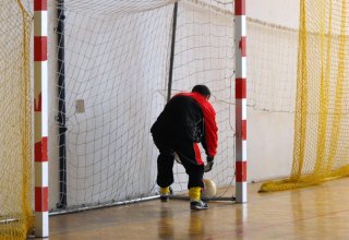 Samorządowy Turniej Halowej Piłki Nożnej czudec wyciąganie piłki z bramki