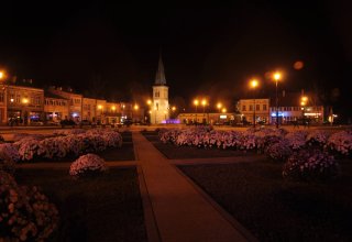 Rynek w Strzyżowie nocą zdjęcia