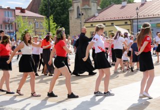 Modlitwa uwielbienia i taniec na strzyżowskim Rynku
