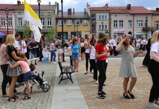 Modlitwa uwielbienia i taniec na strzyżowskim Rynku