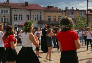 Modlitwa uwielbienia i taniec na strzyżowskim Rynku