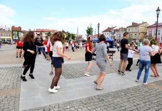Modlitwa uwielbienia i taniec na strzyżowskim Rynku
