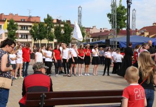 Modlitwa uwielbienia i taniec na strzyżowskim Rynku