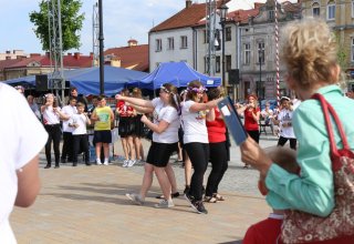 Modlitwa uwielbienia i taniec na strzyżowskim Rynku