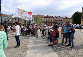 Modlitwa uwielbienia i taniec na strzyżowskim Rynku