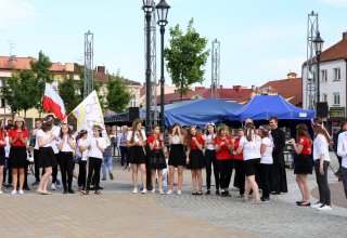 Modlitwa uwielbienia i taniec na strzyżowskim Rynku