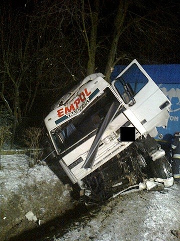 Tir zablokował drogę w Dobrzechowie Uderzenie tira w drzewo