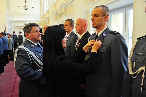 Strzyżowscy policjanci odebranie nagród, odnaczeń