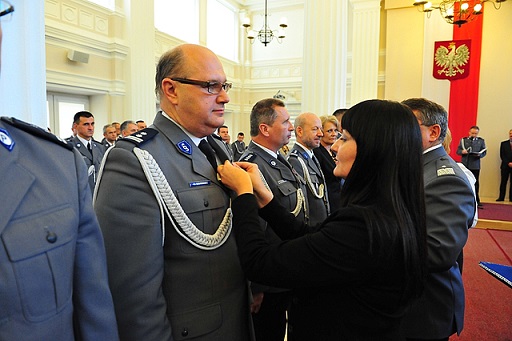 Odnaczenia dla strzyżowskiej policji Chomycz-Śmigielska przyznaje odznaczenia